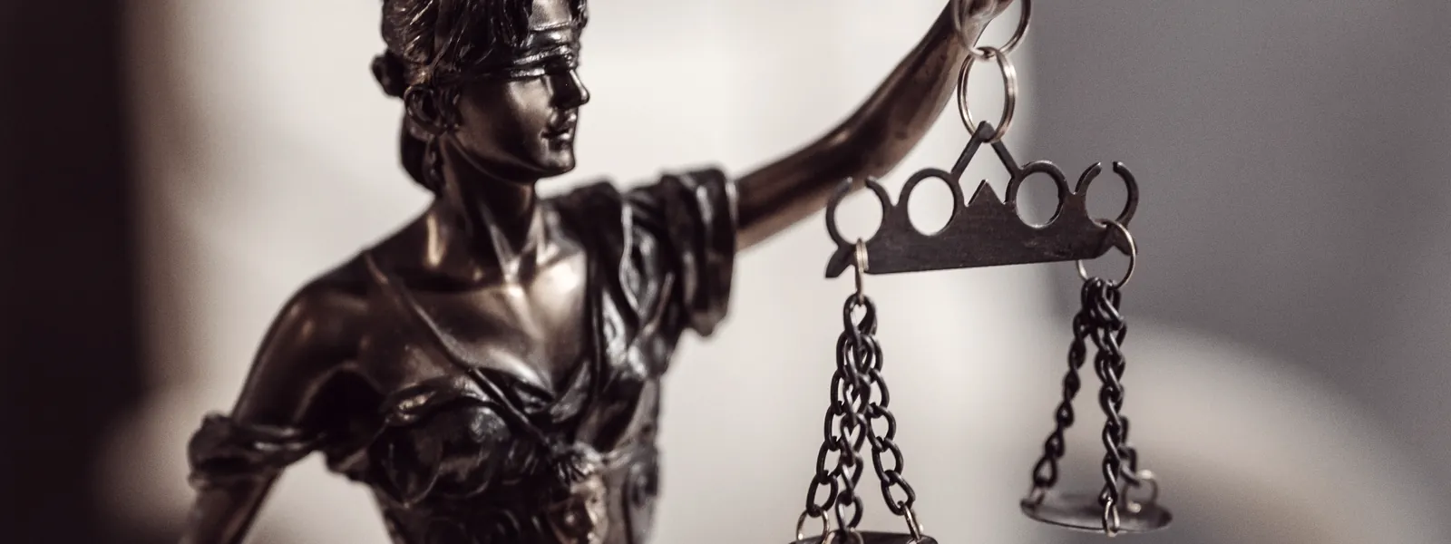 Une statue de la justice tenant une balance